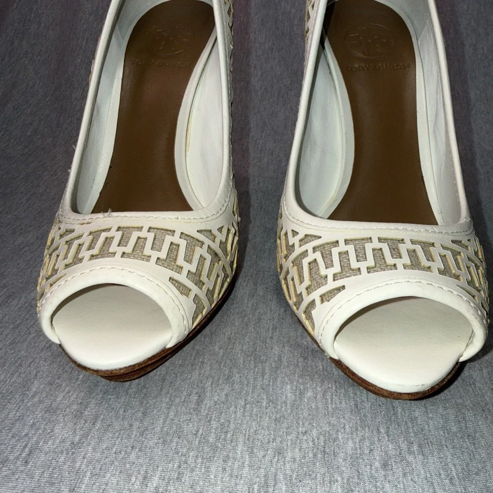 Tory Burch Geometric Cut-Out Logo Peep Toe Pumps White Leather US 7.5